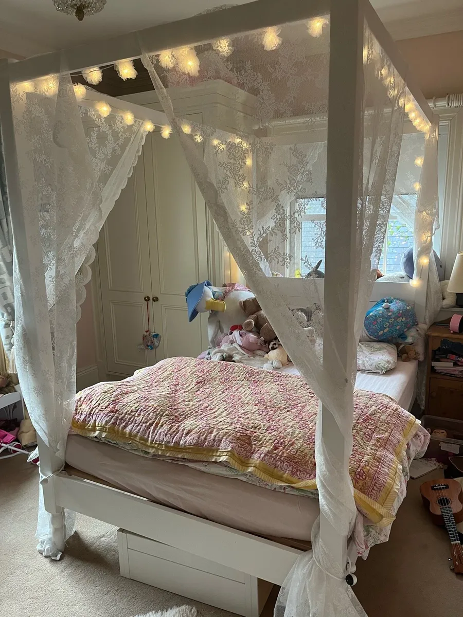 Four poster bed - Image 1