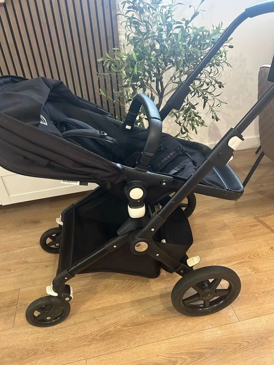 Bugaboo Lynx with foot board included. Few scratches but good condition - Image 1