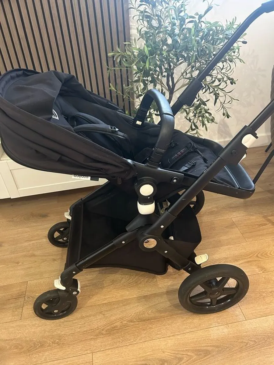 Bugaboo Lynx with foot board included. Few scratches but good condition - Image 2