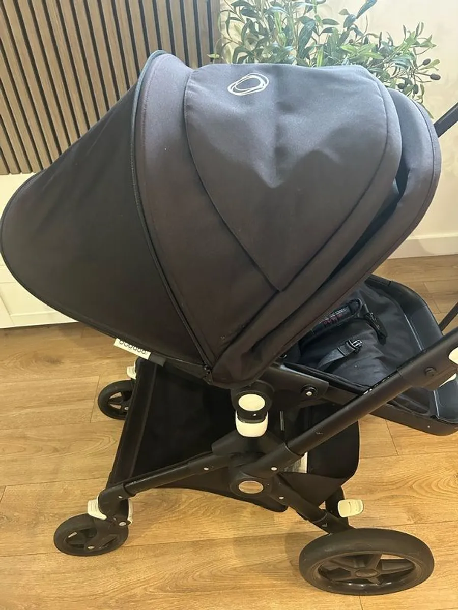 Bugaboo Lynx with foot board included. Few scratches but good condition - Image 3