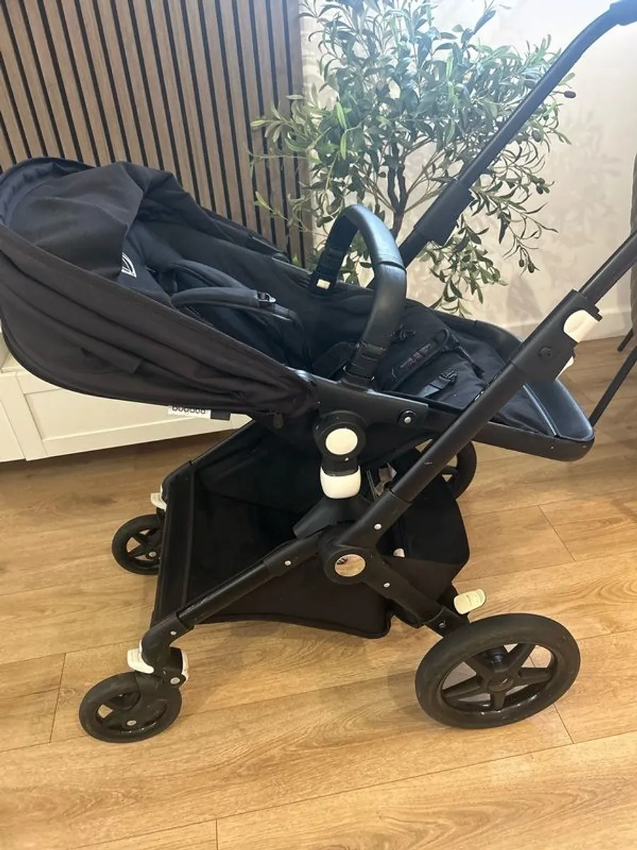 Bugaboo Lynx with foot board included. Few scratches but good condition - Image 4