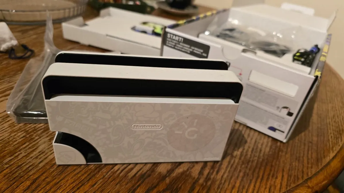 Nintendo Switch OLED - Splatoon 3 Special Edition - Image 2