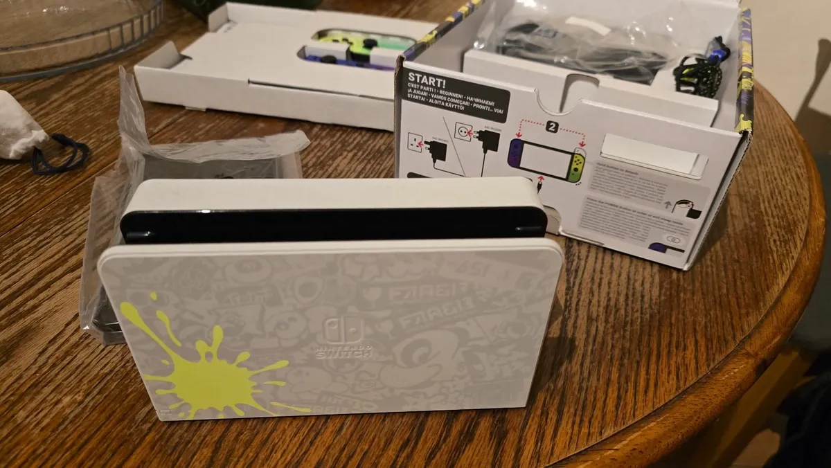 Nintendo Switch OLED - Splatoon 3 Special Edition - Image 3