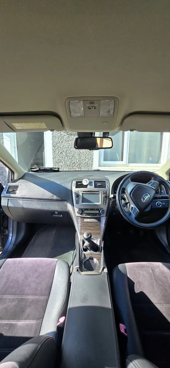 Toyota Avensis 2011 - Image 2