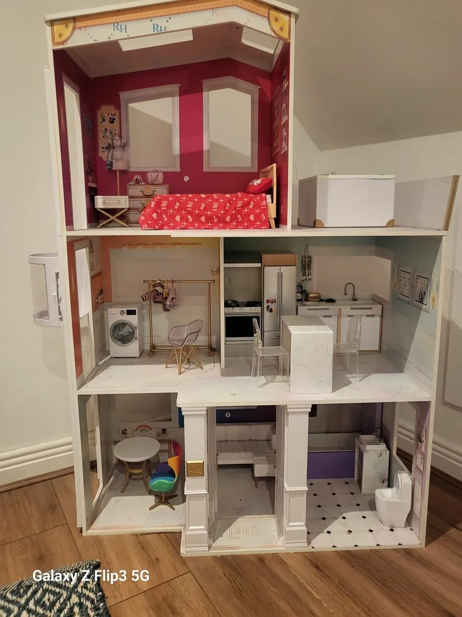 Rainbow high dolls house, with doll and wardrobe - Image 1