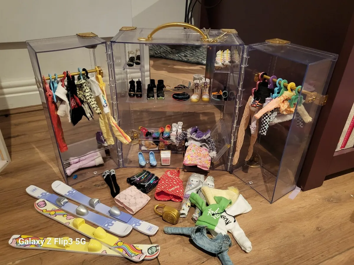 Rainbow high dolls house, with doll and wardrobe - Image 2