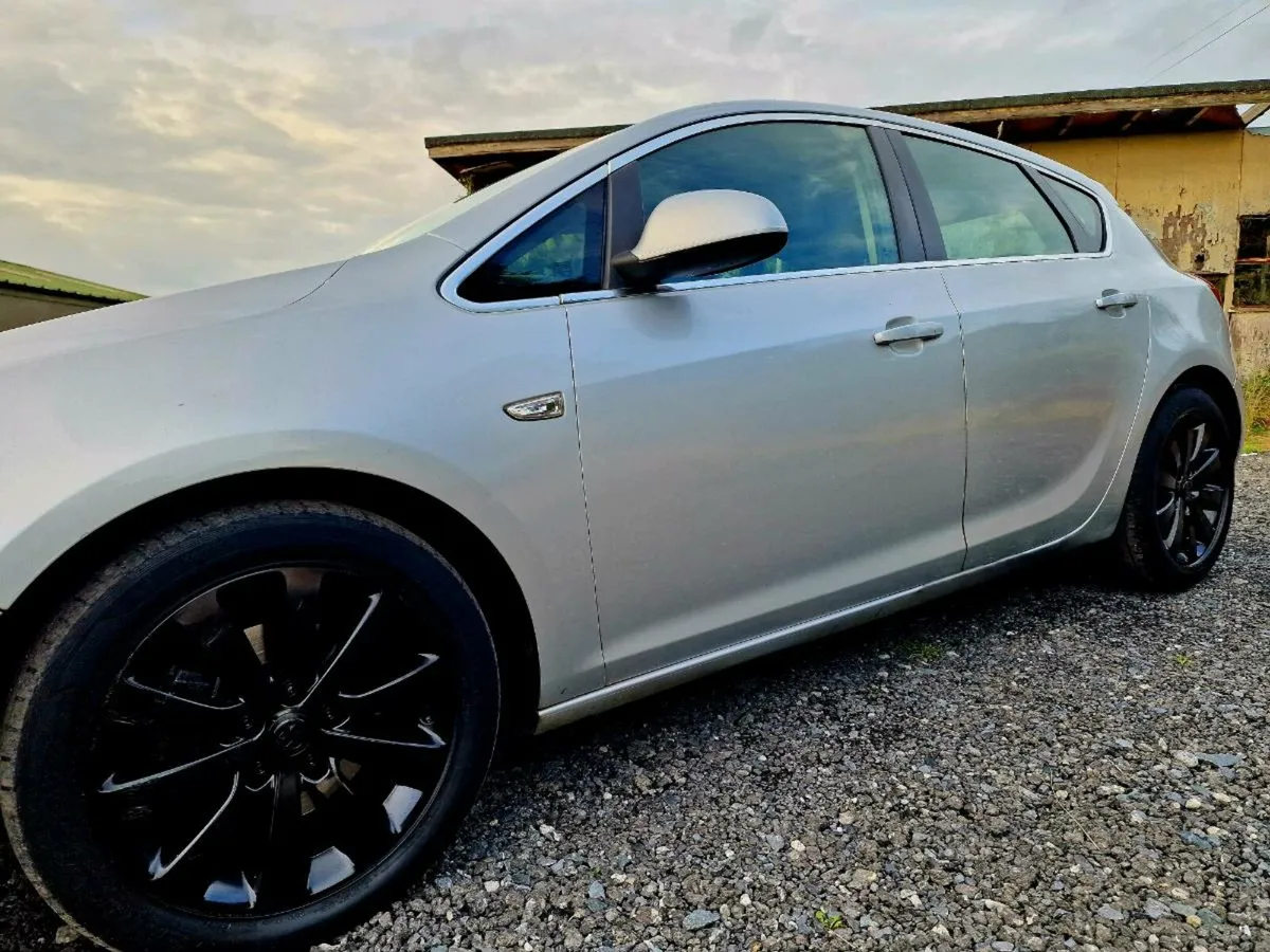 2013 Astra 1.7 CDTi SRi • Sat Nav • Xenons - Image 3