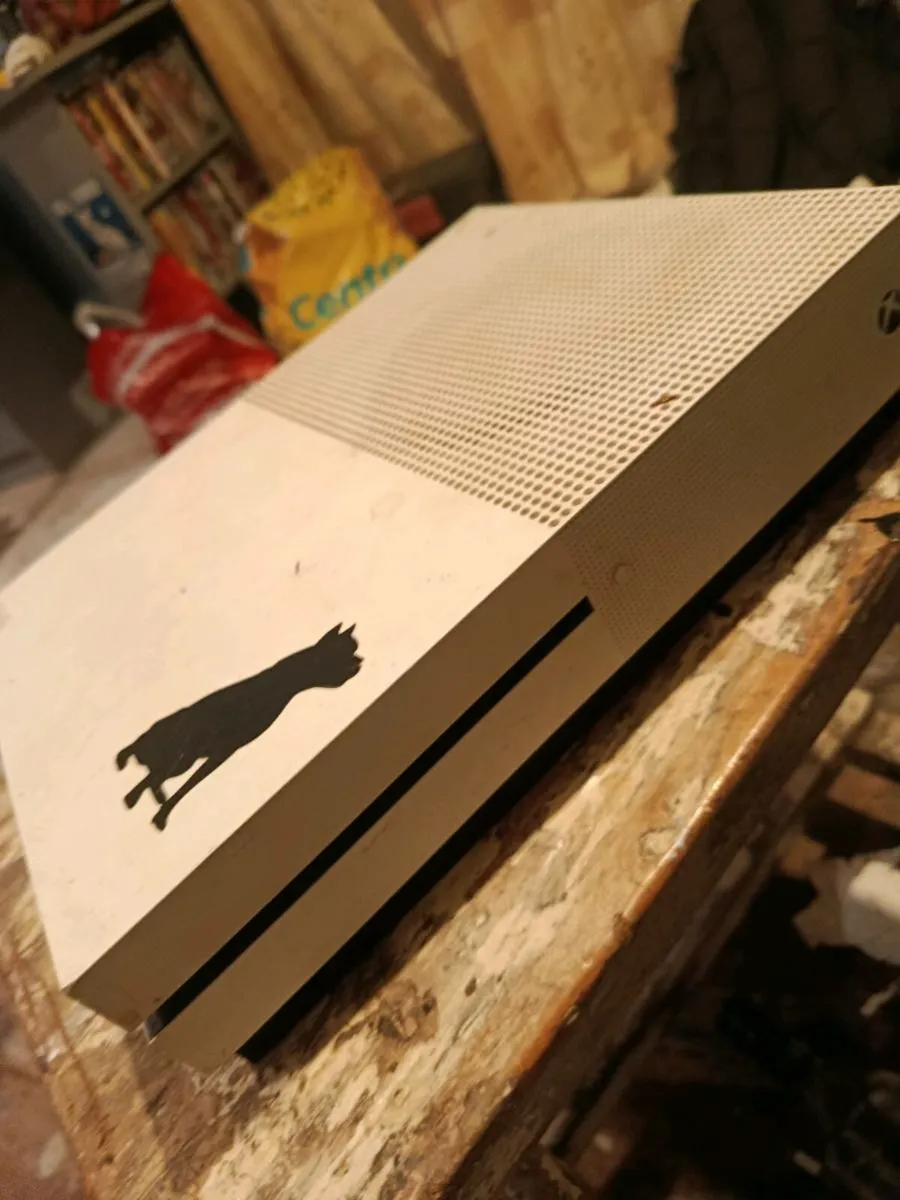 Xbox 1 + 2 battery packs and + 4 games - Image 3