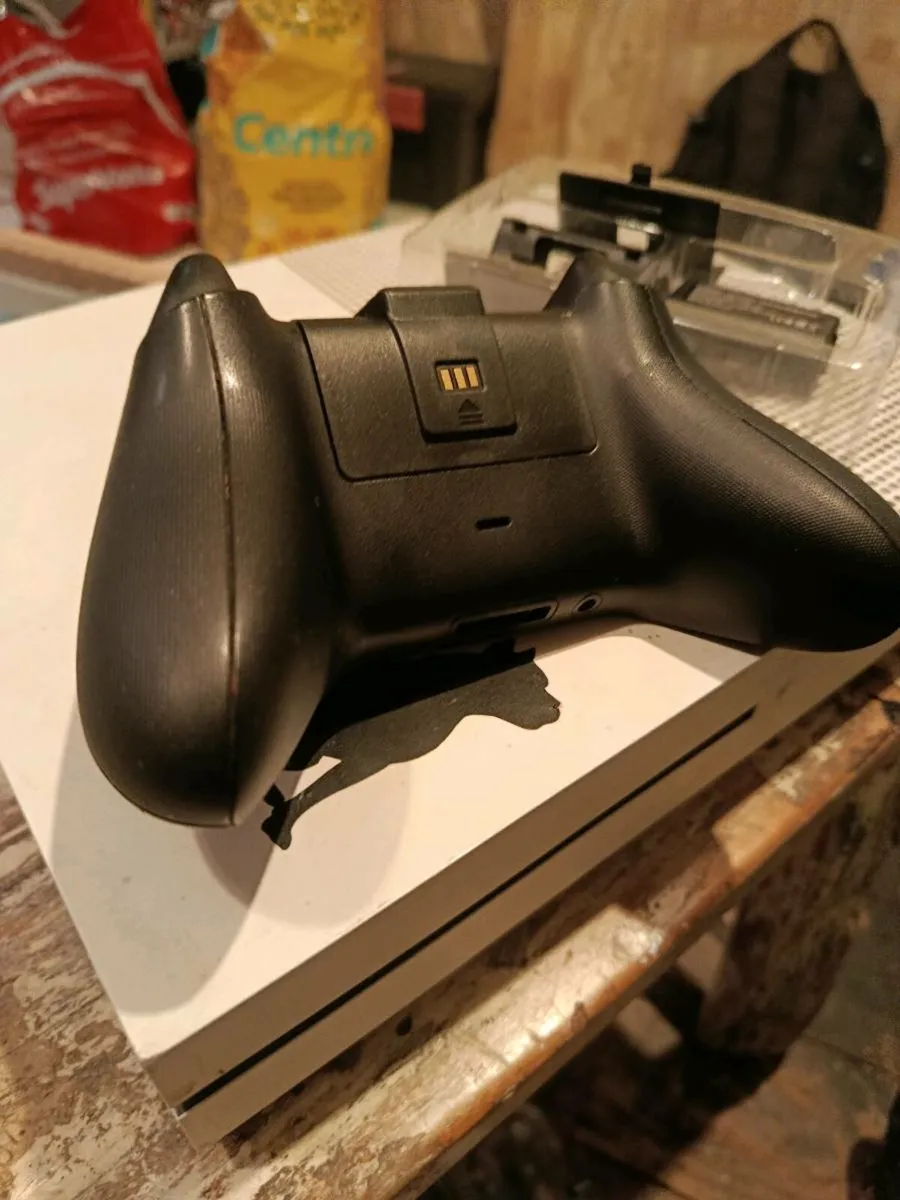 Xbox 1 + 2 battery packs and + 4 games - Image 4