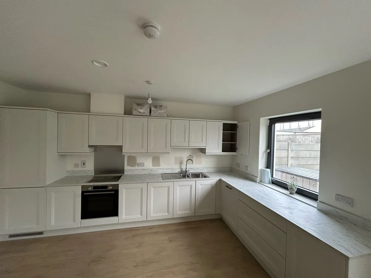 Laminate kitchen countertop with up stand - Image 2