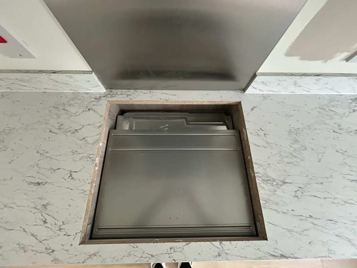 Laminate kitchen countertop with up stand - Image 3