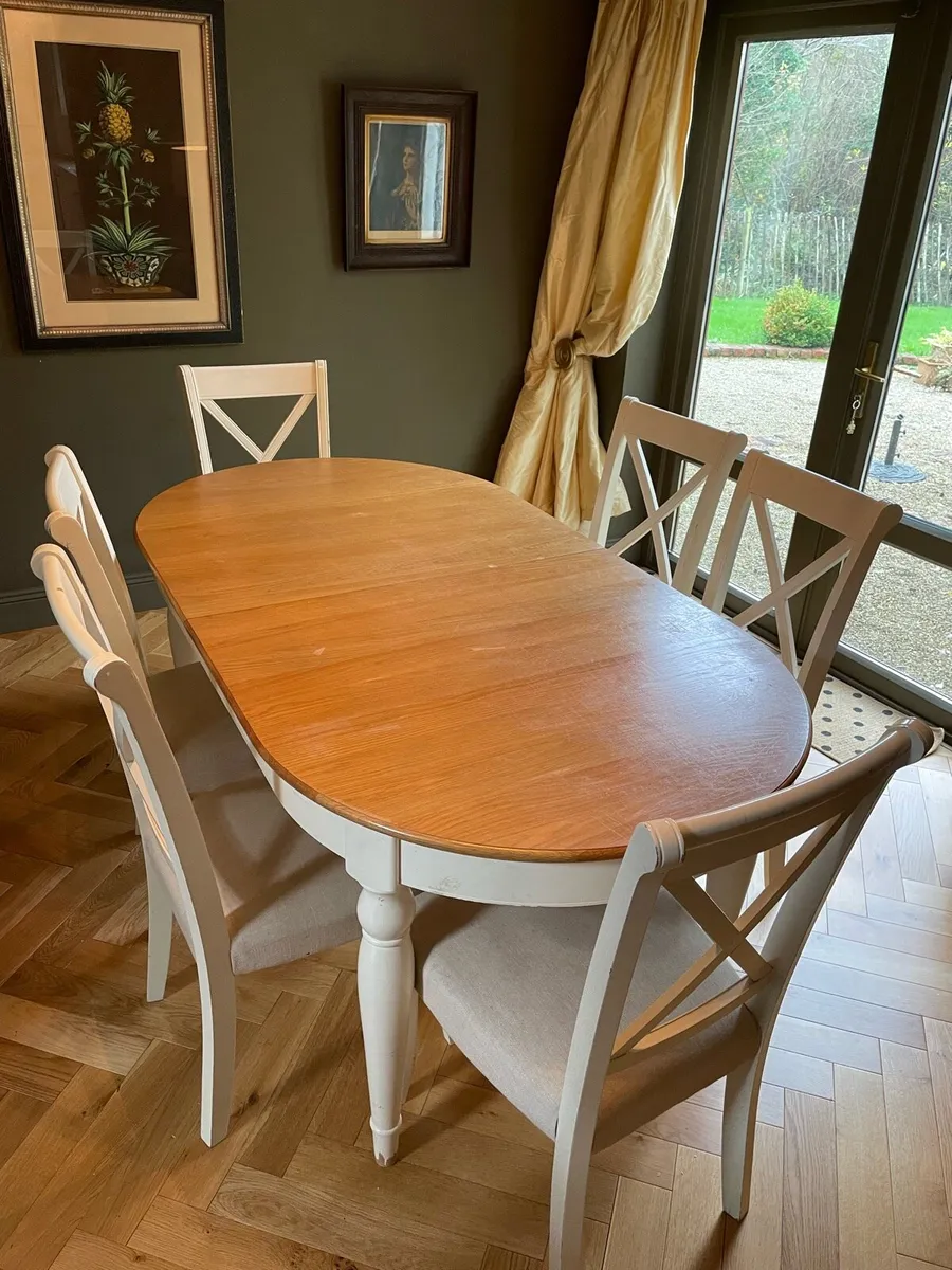 Extendable Dining table with 8 chairs