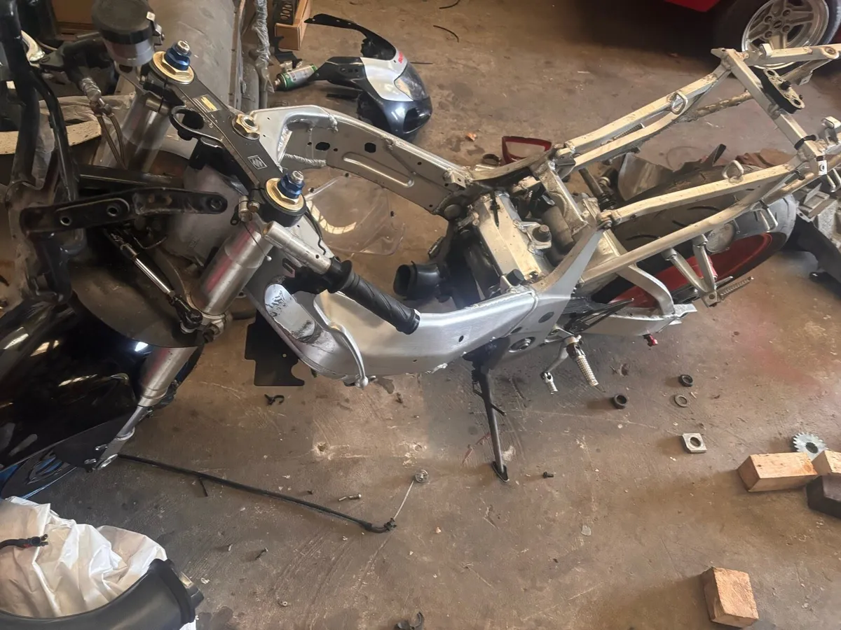 Gsxr 750 parts - Image 1