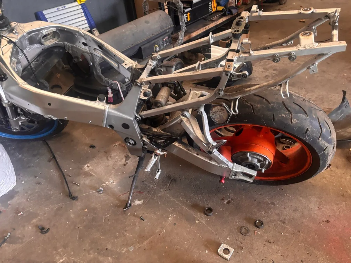 Gsxr 750 parts - Image 4