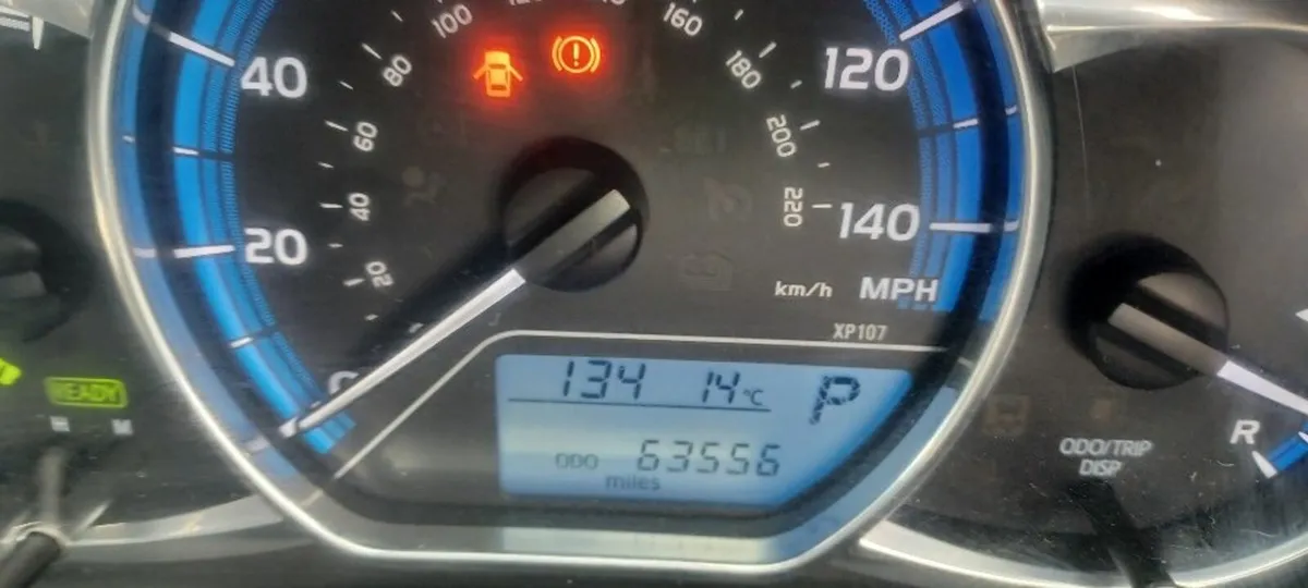 Toyota Yaris 2015 Hybrid - Image 4