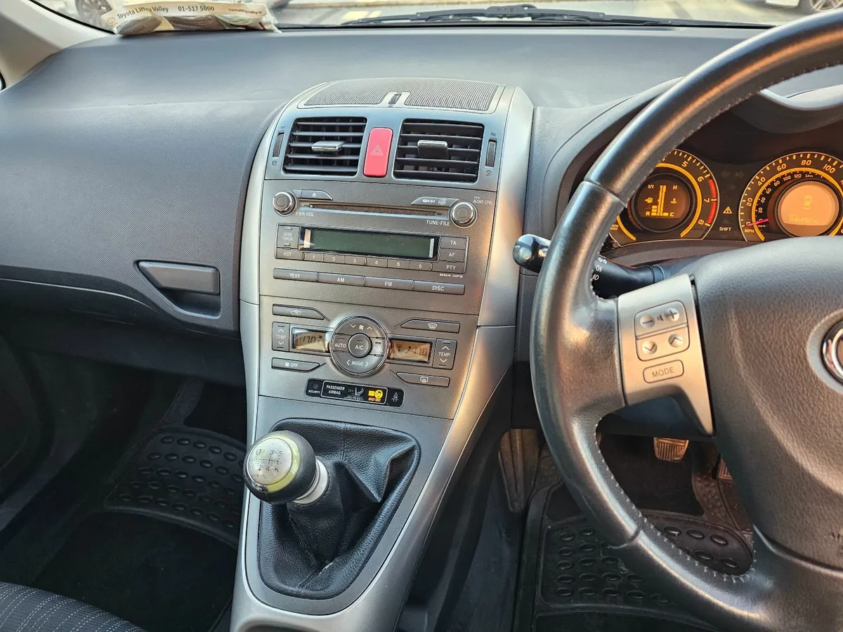 Toyota Auris 2009 - Image 2