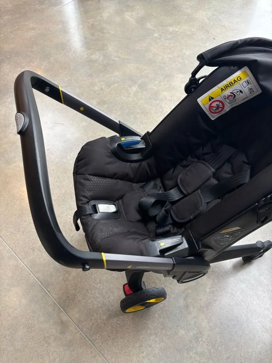 Doona buggy travel system with all accessories - Image 1