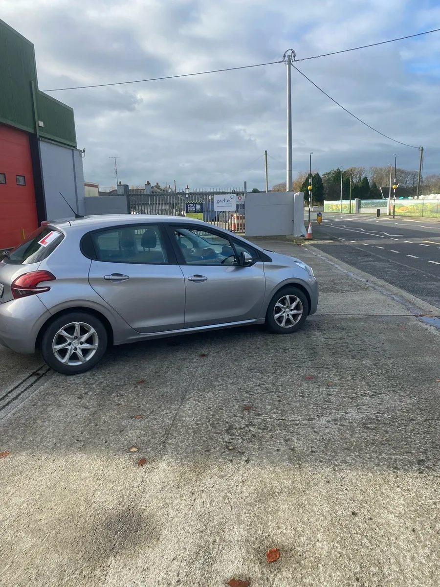 PEUGEOT 208 Active 1,2 petrol - Image 2