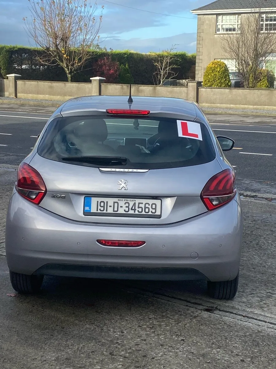 PEUGEOT 208 Active 1,2 petrol - Image 4