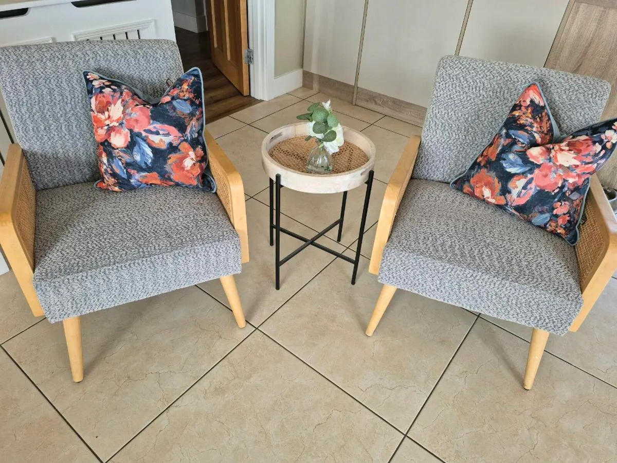 2 armchairs with matching table - Image 1