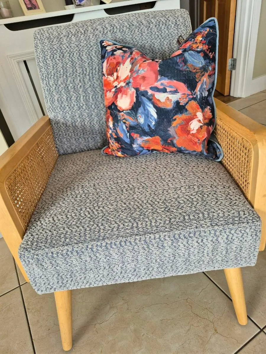 2 armchairs with matching table - Image 2
