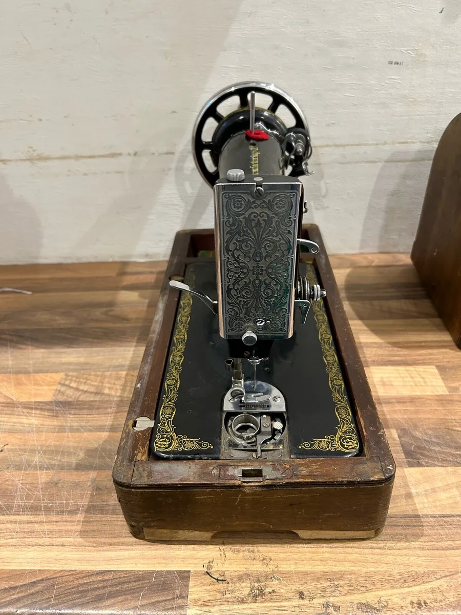 Vintage Typewriter and Singer Sewing Machine - Image 2