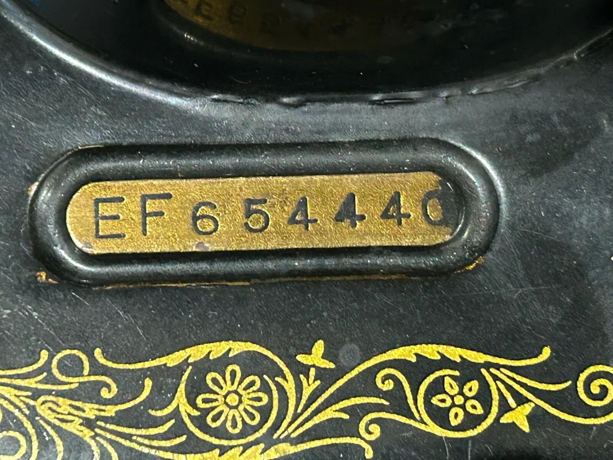 Vintage Typewriter and Singer Sewing Machine - Image 3