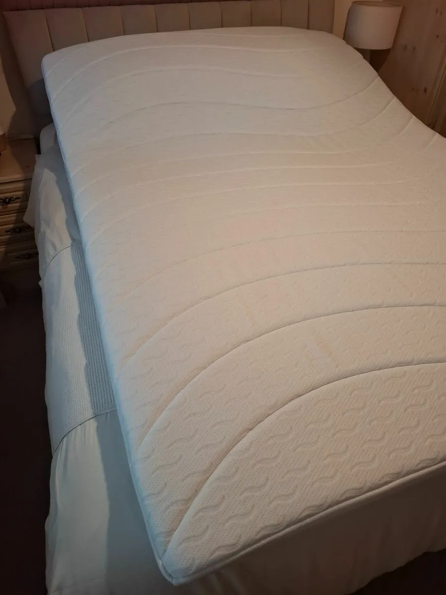 Mattress Topper - Queen-Size Double 4' 6" - AS NEW - Image 4