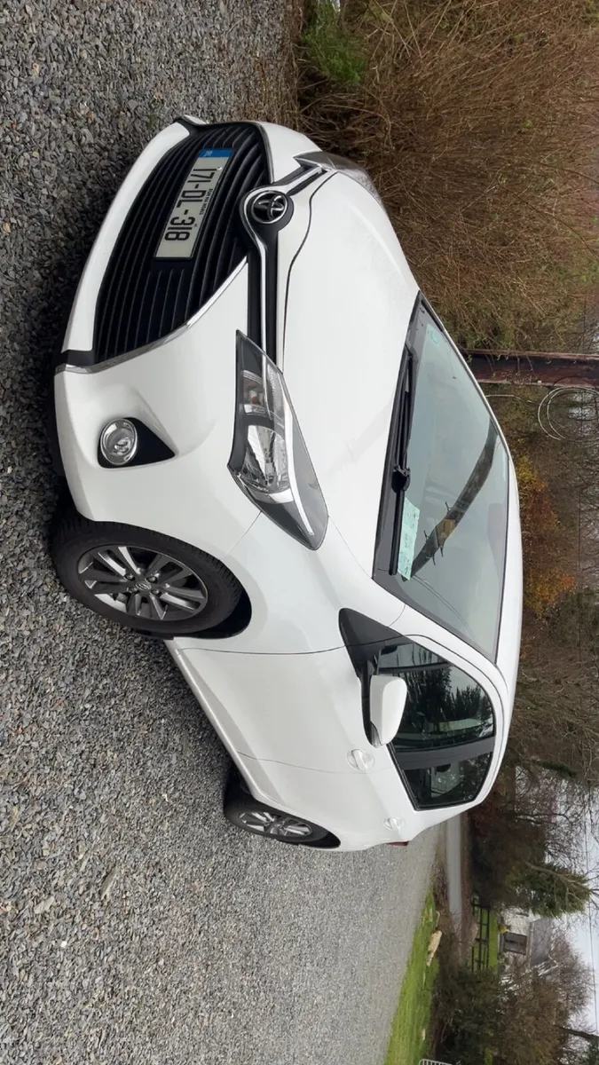 Toyota Yaris 2017 - Image 2