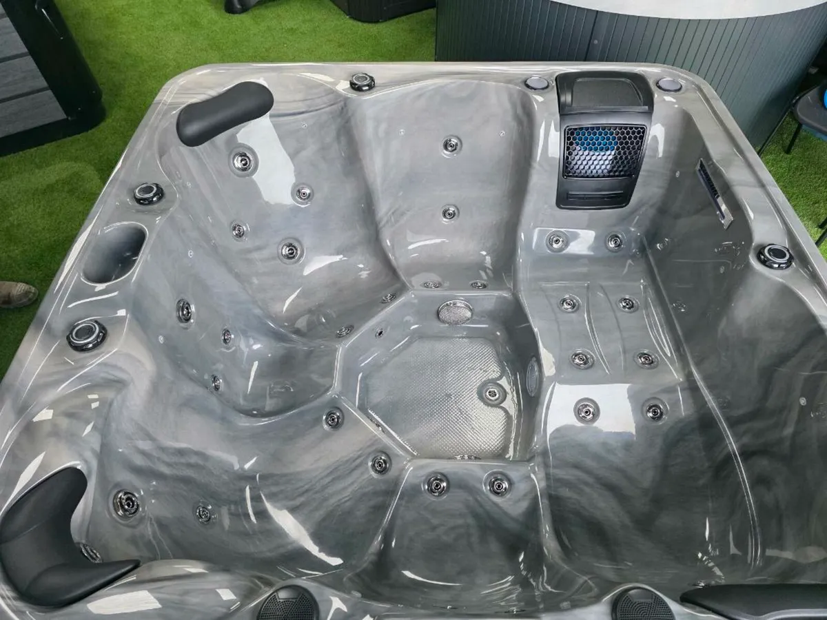 Hot tub 6 person new - Image 2