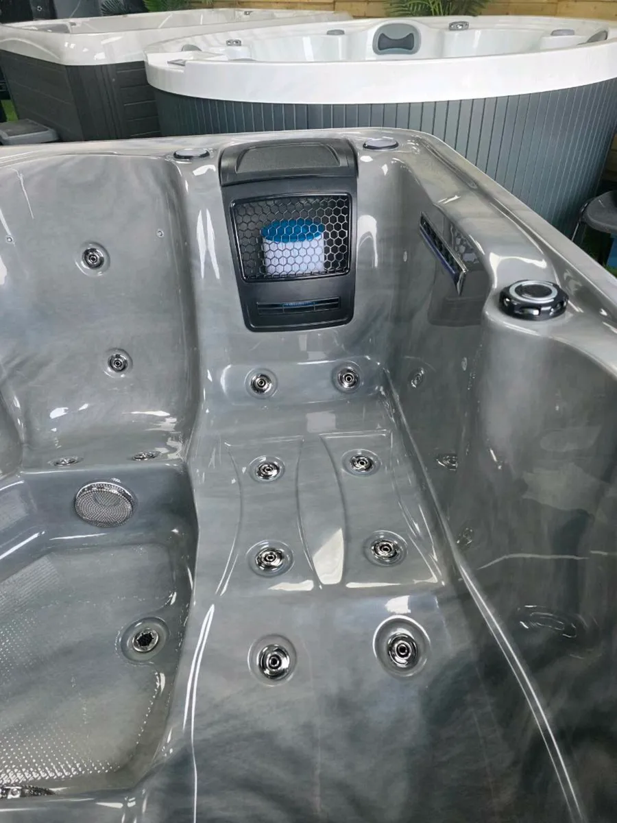 Hot tub 6 person new - Image 3