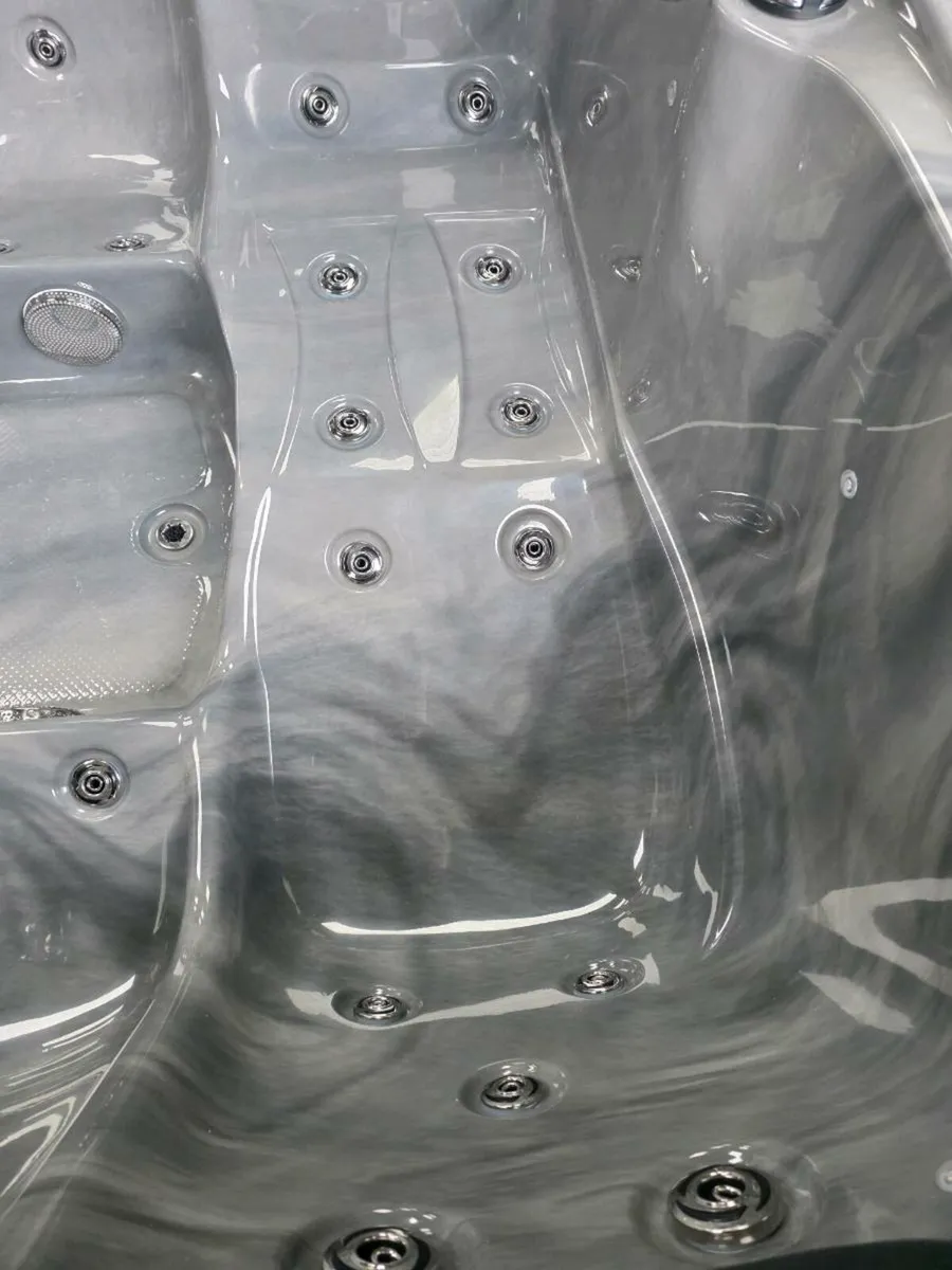 Hot tub 6 person new - Image 4