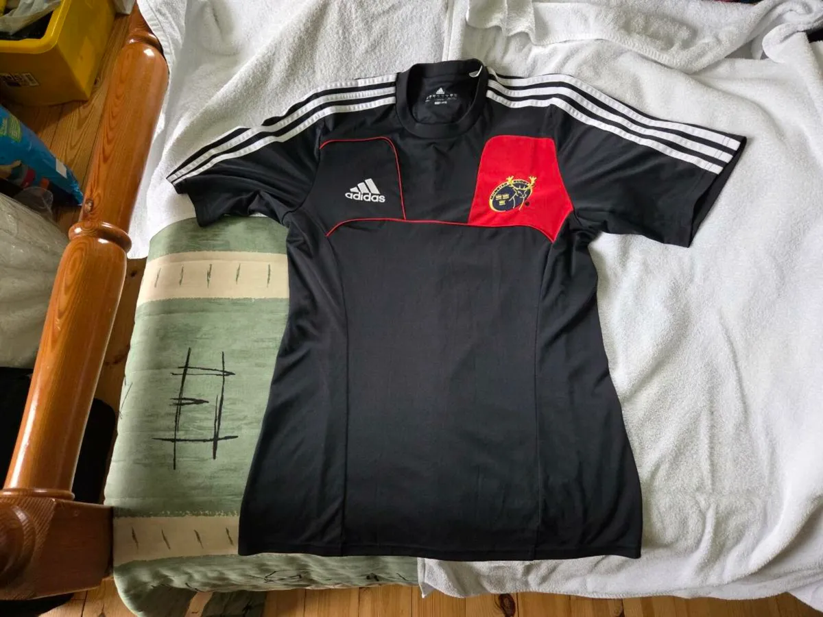 Munster Rugby Union Shirt 2010 to 2011 Small Adult - Image 1