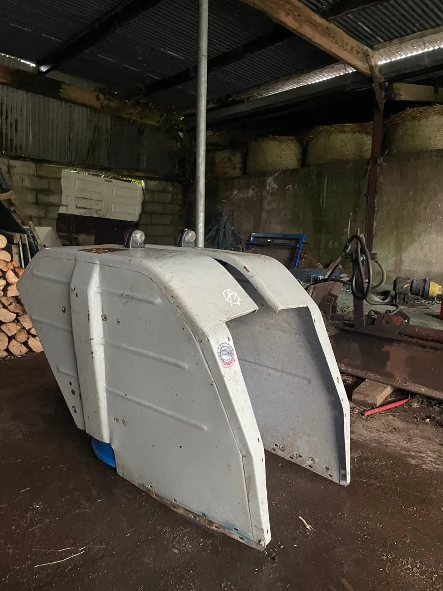 Original Ford 4000 mudguards - Image 1