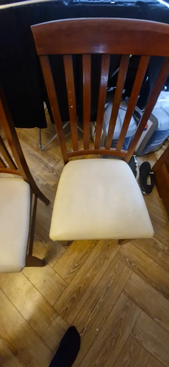 Table and chairs - Image 2