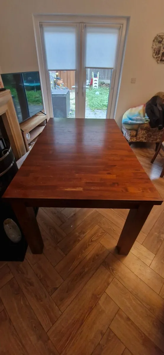 Table and chairs - Image 1