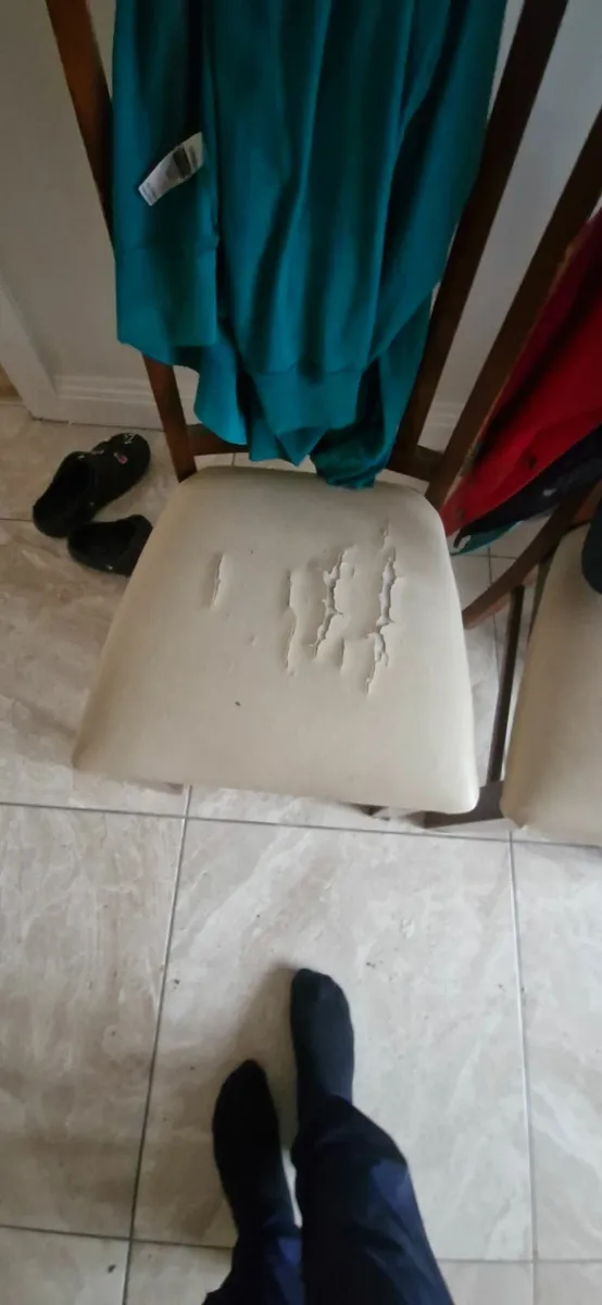 Table and chairs - Image 3