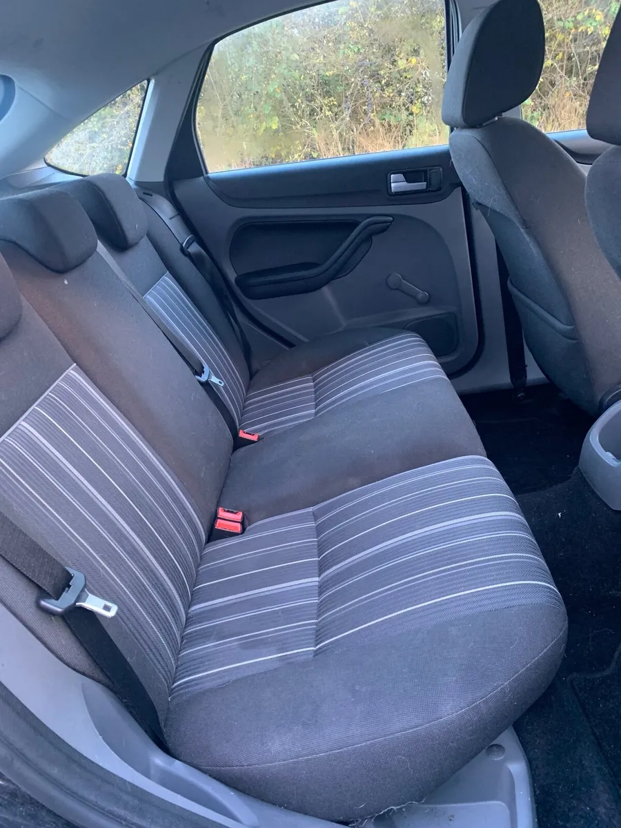 Ford Focus 2010 - Image 2