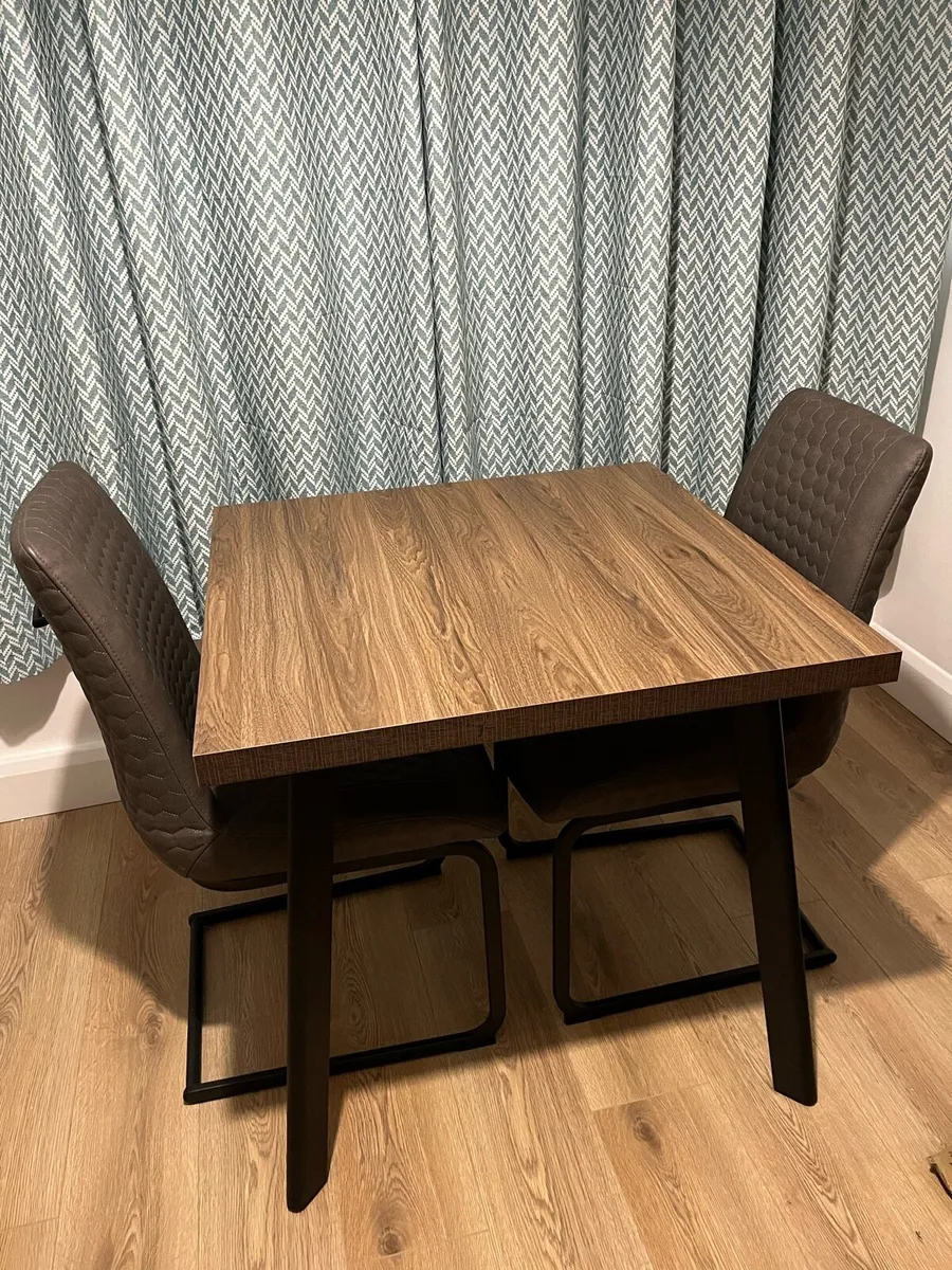 Table and chairs - Image 1