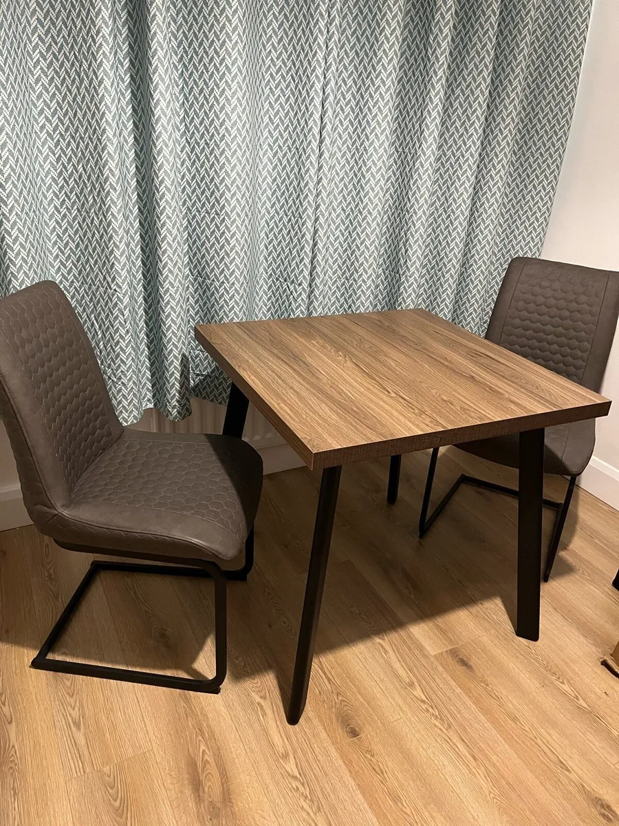 Table and chairs - Image 2