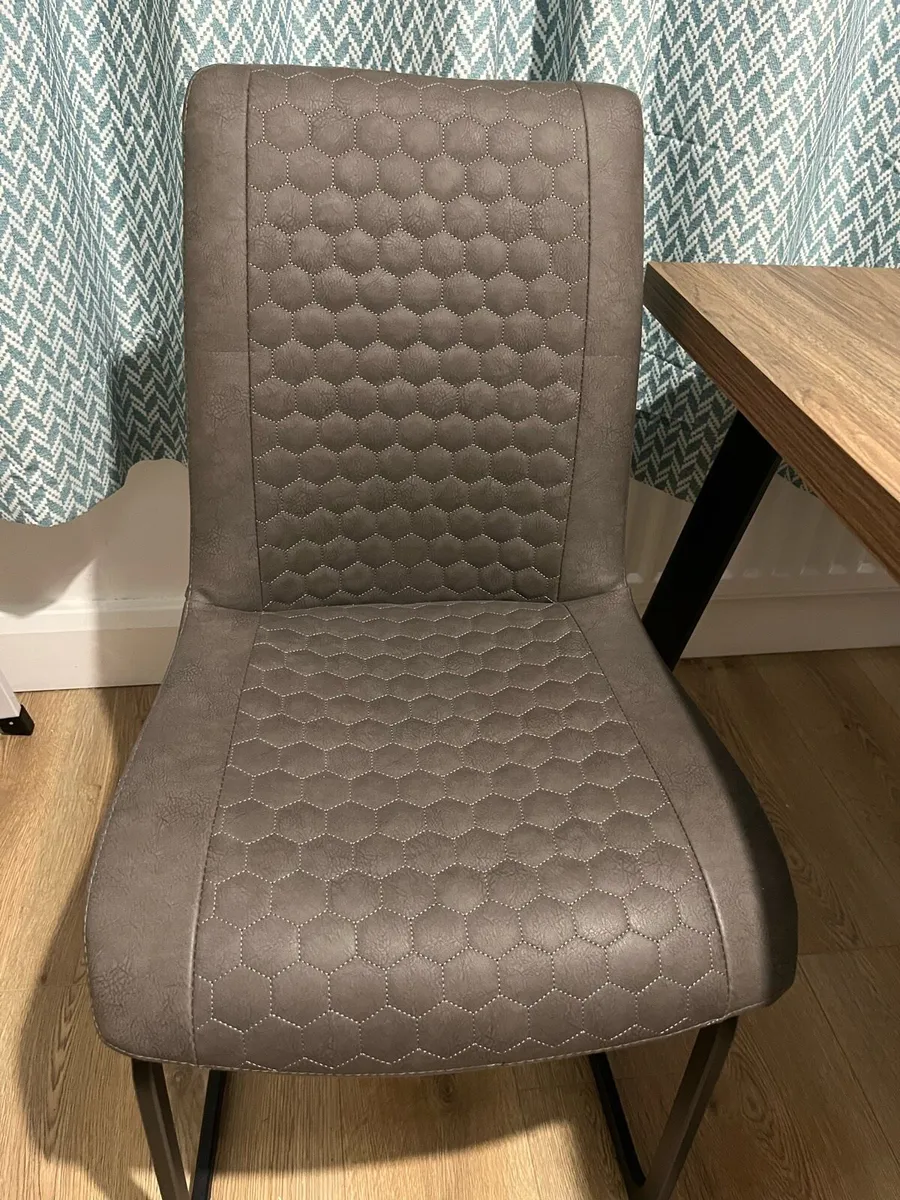 Table and chairs - Image 3