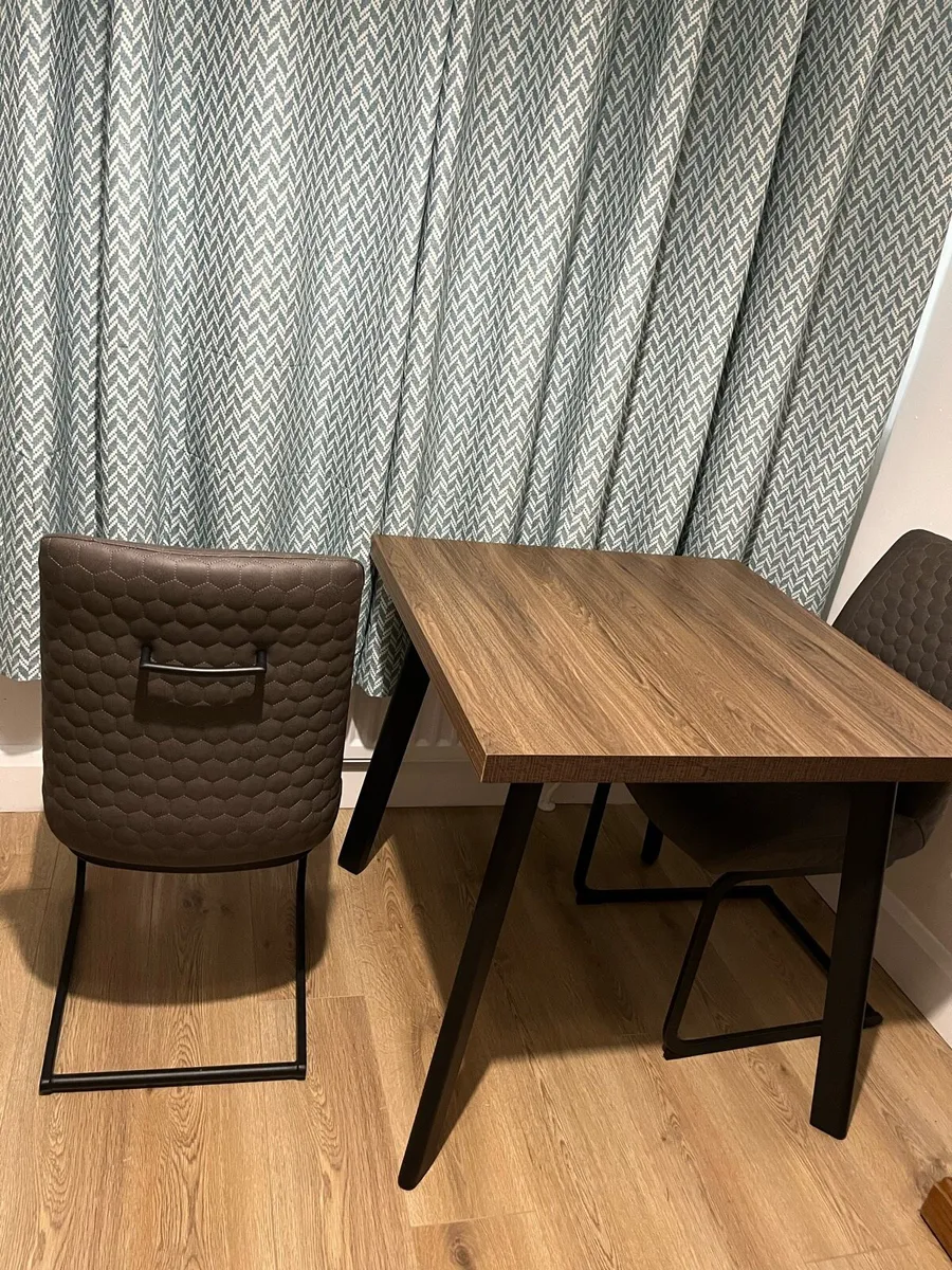 Table and chairs - Image 4