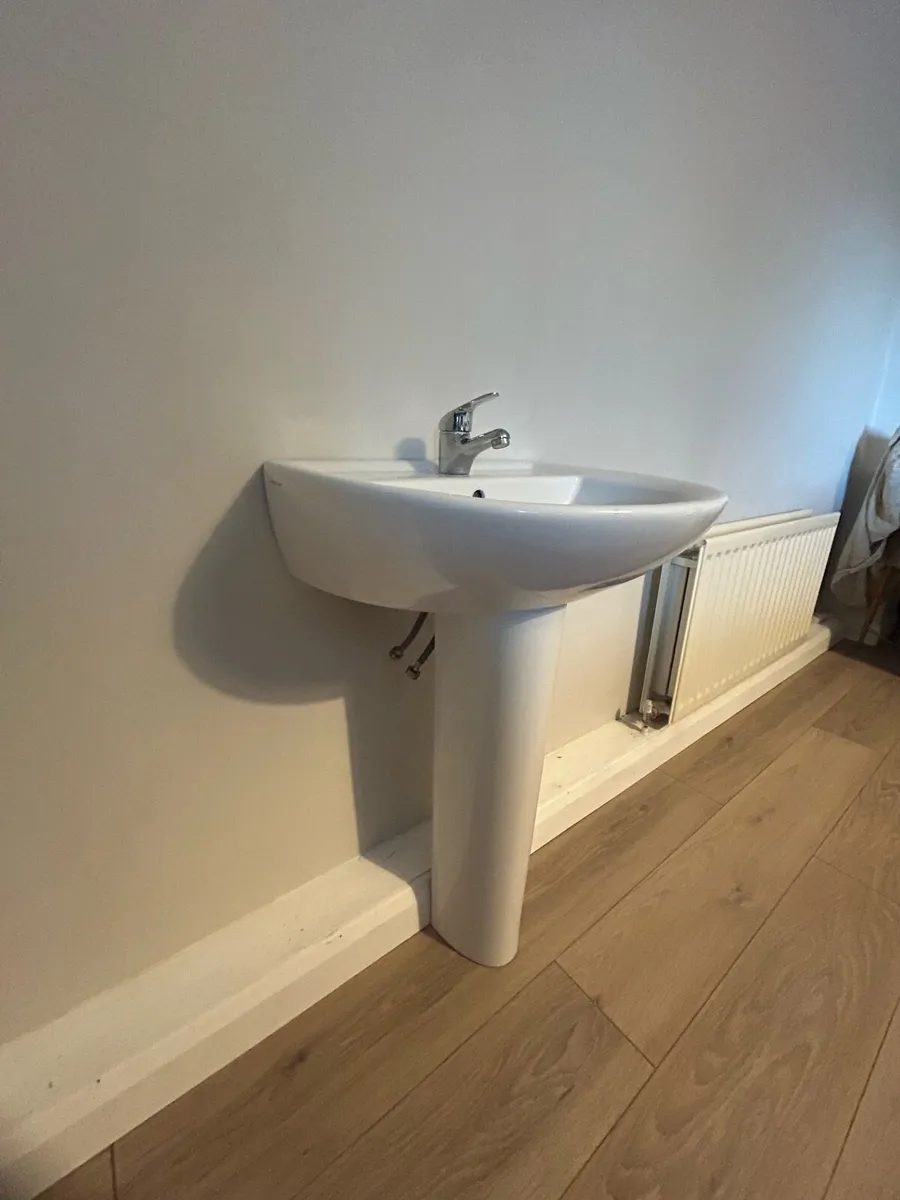 Bathroom sink - Image 1