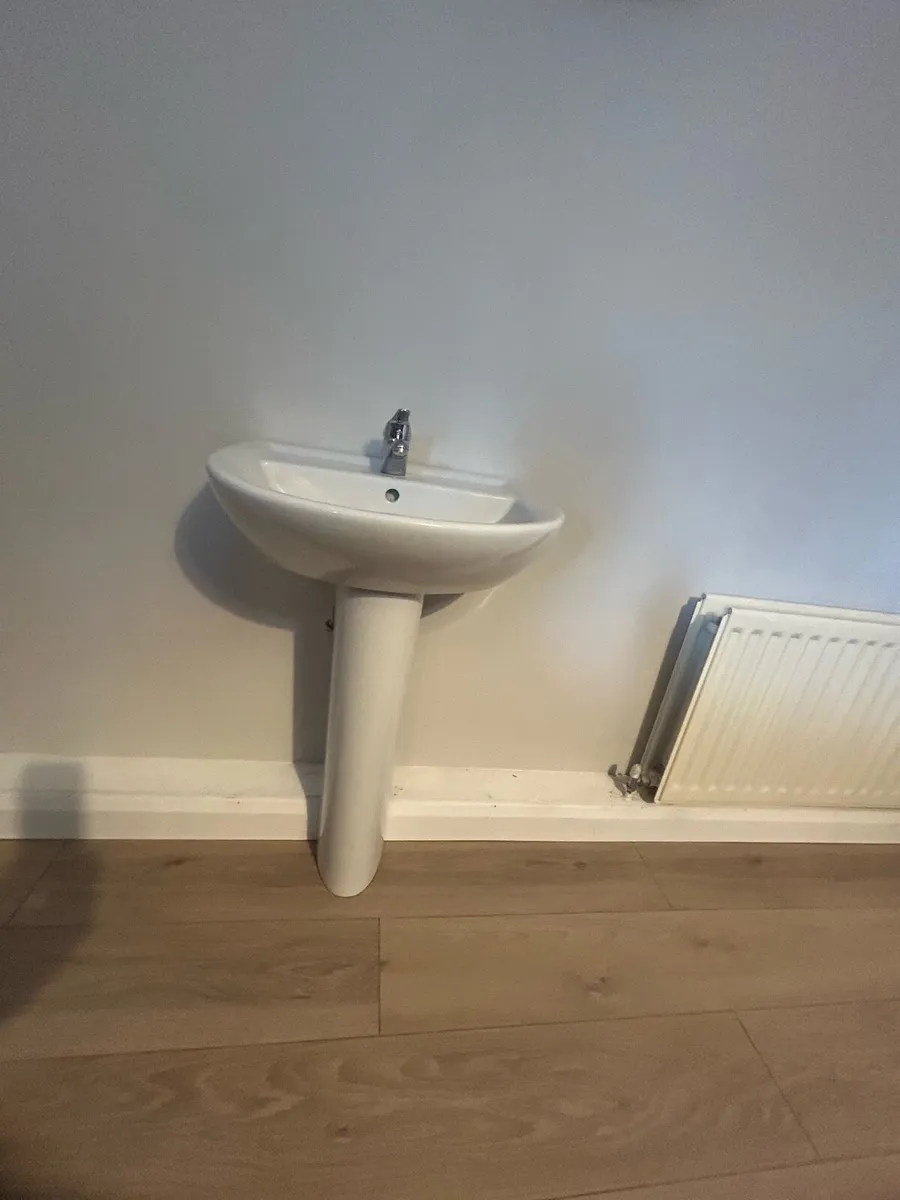 Bathroom sink - Image 2