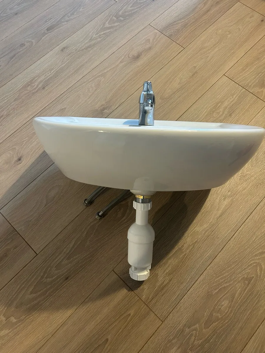 Bathroom sink - Image 3