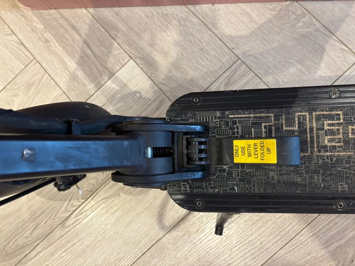 Electric Scooter including charger and New Helmet - Image 4