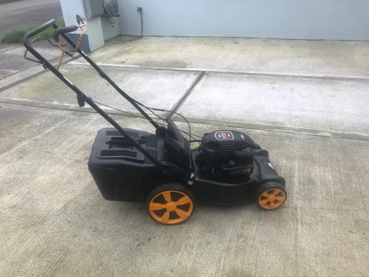 Briggs and stration Self drive lawnmower - Image 3