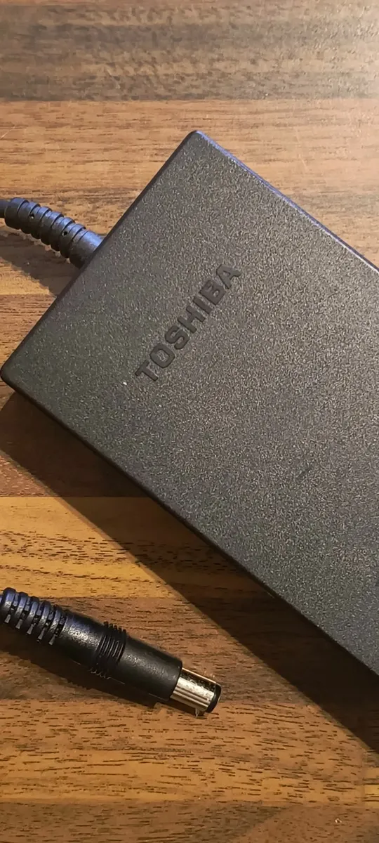 Adapter 15 v Toshiba Laptop - Image 1
