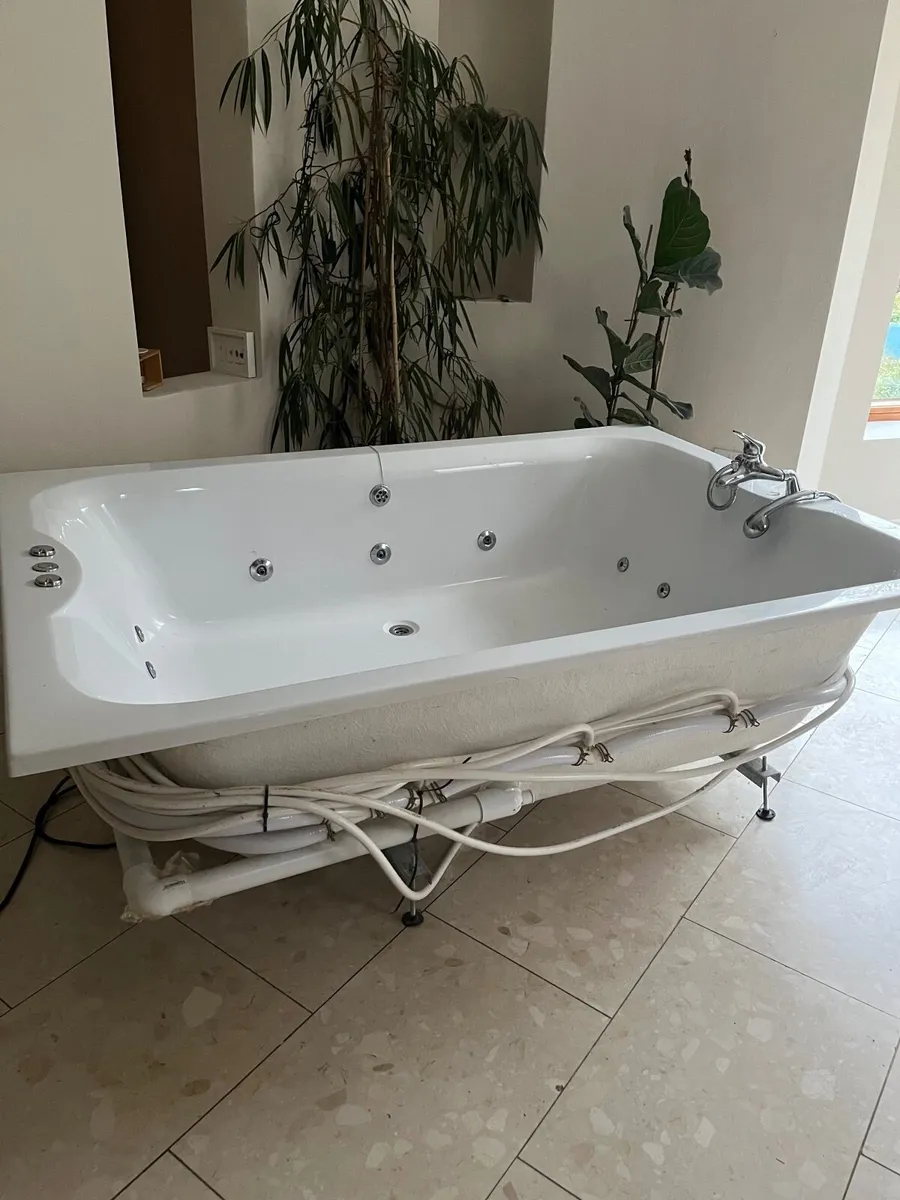 Up to 4-person jakuzzi bath in perfect condition - Image 1