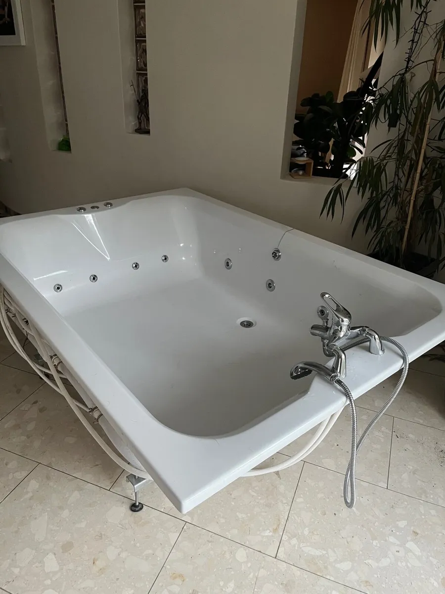 Up to 4-person jakuzzi bath in perfect condition - Image 2